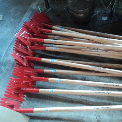 Τα έργα οροφής DIY γίνονται εύκολα με προσαρμοσμένη σπαθιά οροφής και μακρύ ξύλινο λαβήμα